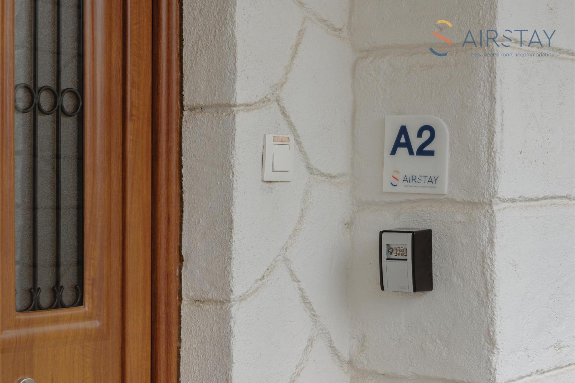 Ryze Apartments Airport By Airstay Луца Экстерьер фото